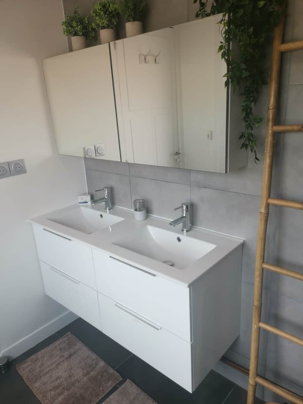 Salle d'eau avec douche et lavabo