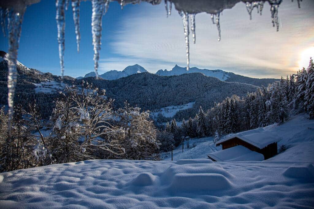 Terrasse avec son braséro XXL vue sur la chaîne des Aravis Terrasse avec son braséro XXL vue sur la chaîne des Aravis