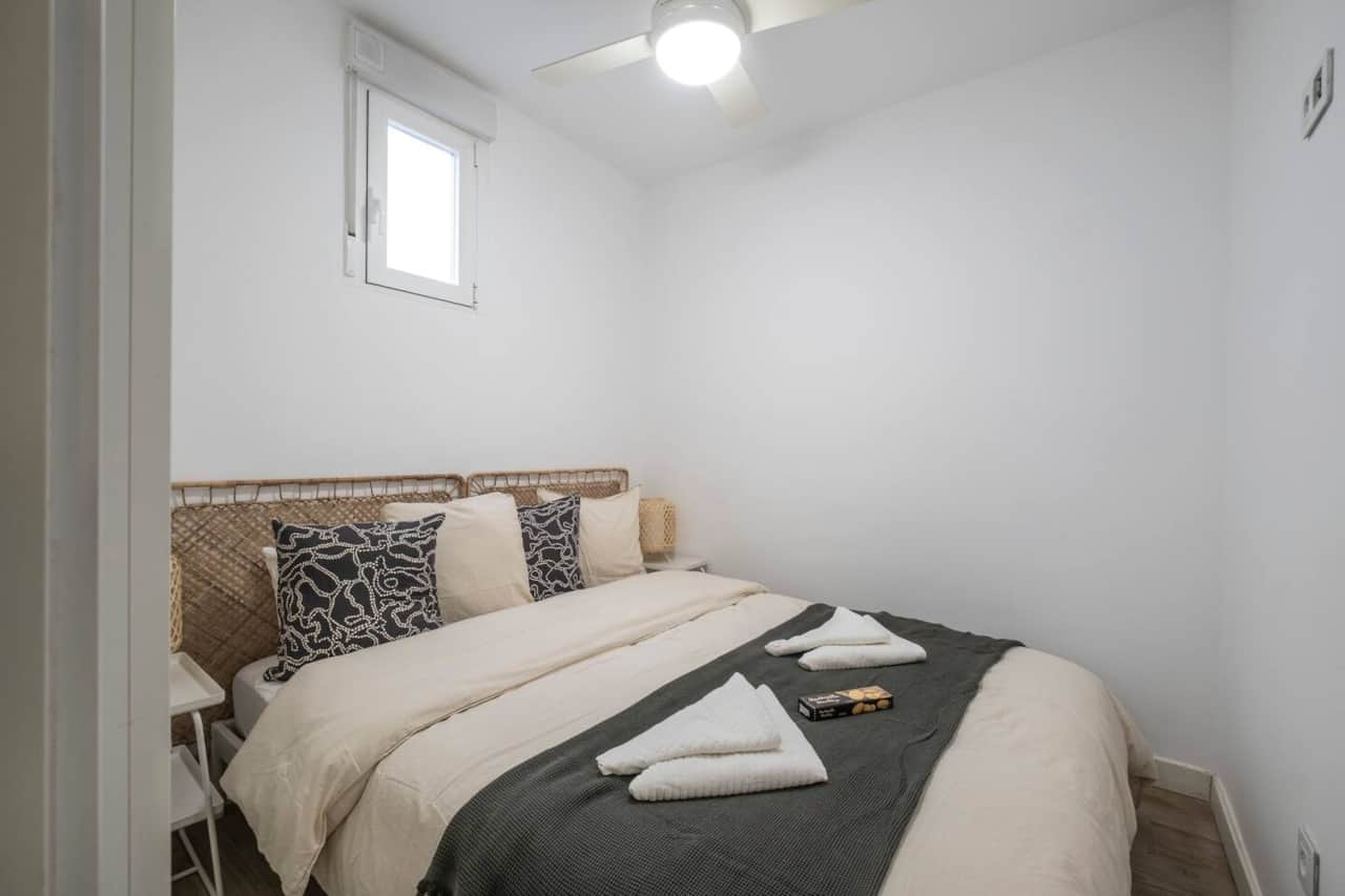 Dormitorio con cama doble y ventilador de techo