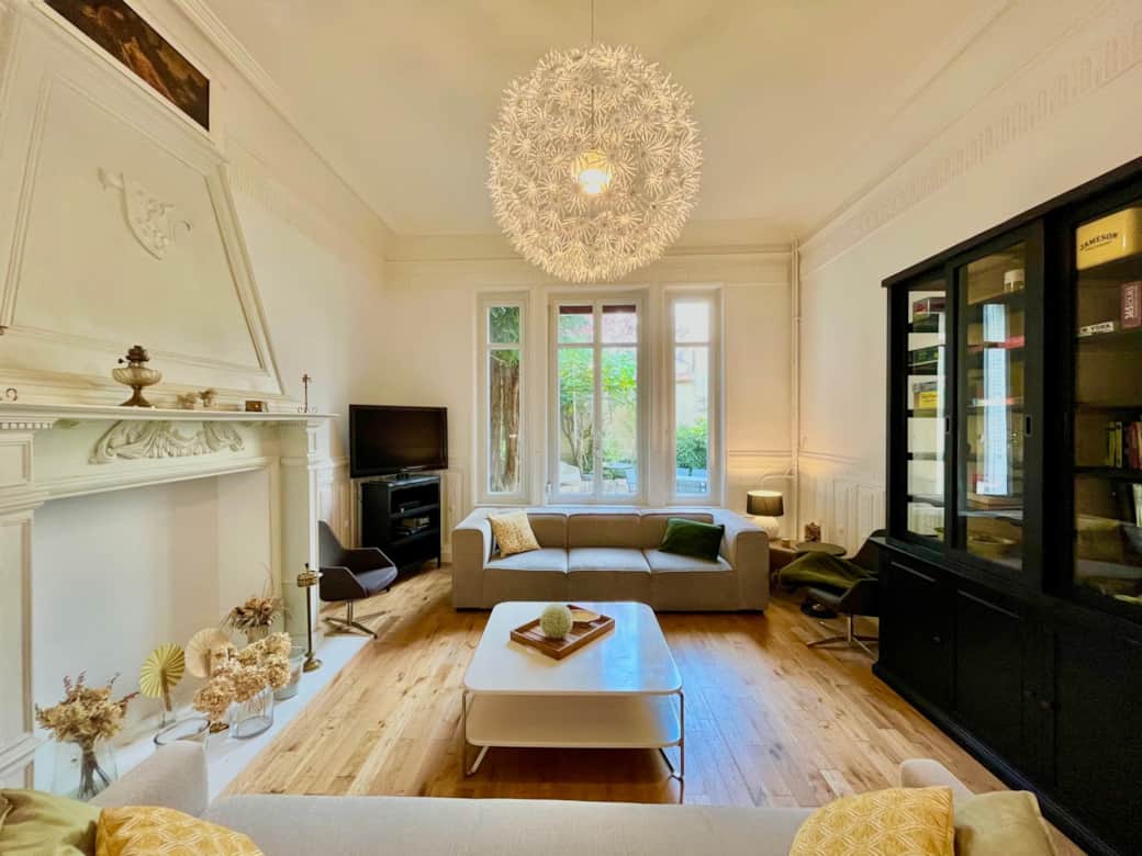 Le salon de L'Hôtel Particulier des Anges à Reims par La Conciergerie Des Sacres