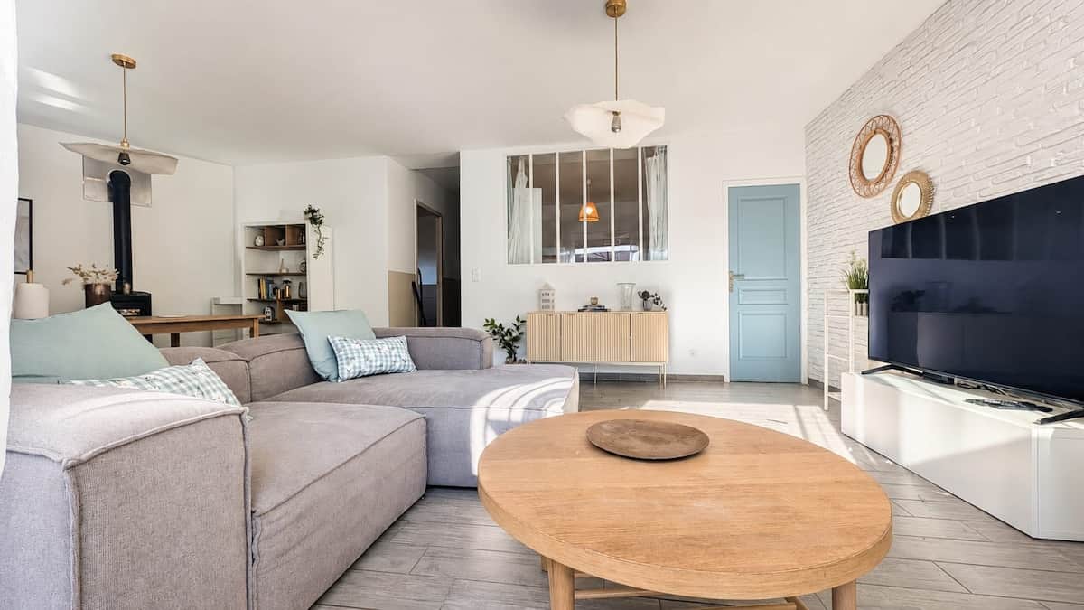 Le salon spacieux et lumineux équipé de sa smart TV