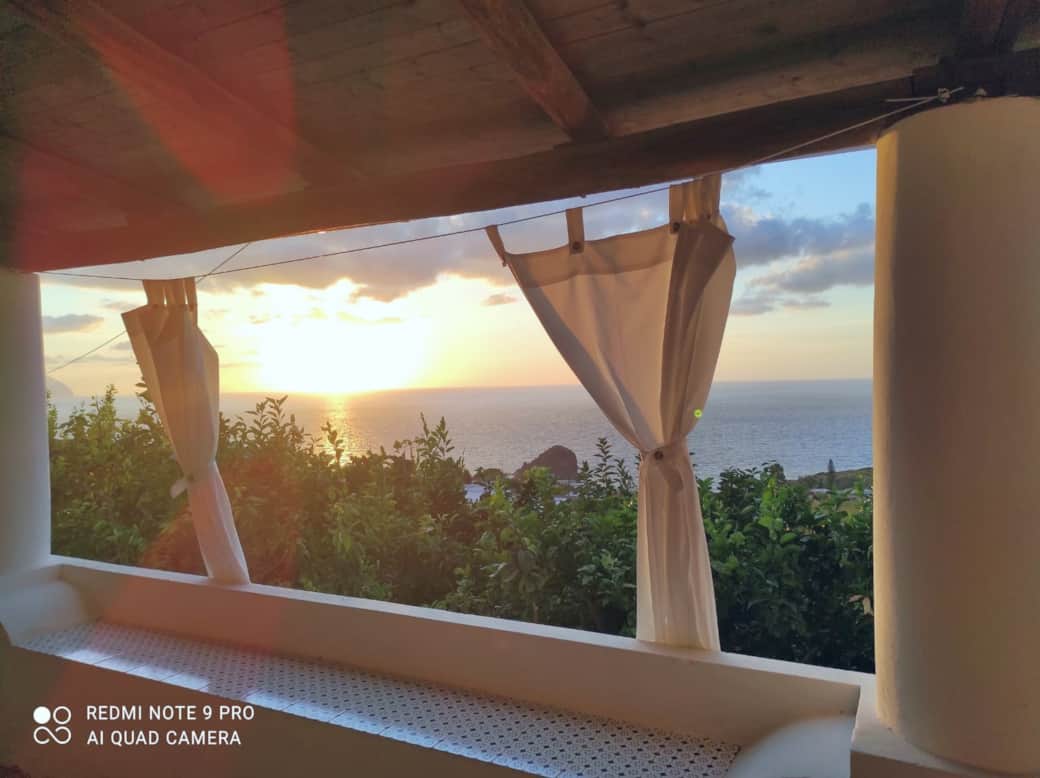 Terrazza vista mare al tramonto, relax panoramico a Casetta Faraglione, Pollara