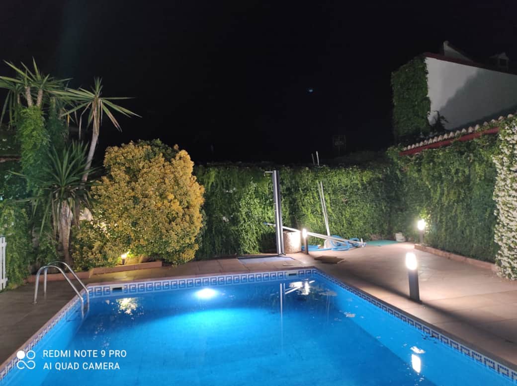 vista exterior de la piscina iluminada vista exterior de la piscina iluminada