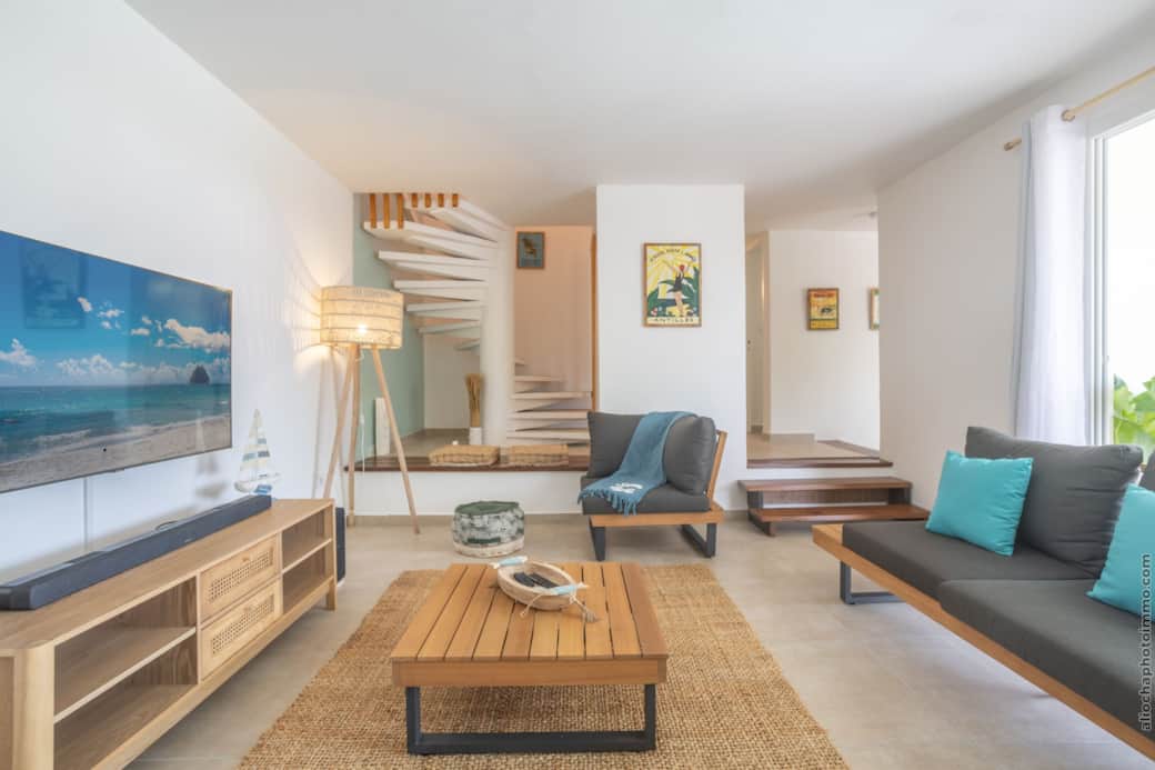 Salon desservant tous les lieux de vie de la maison