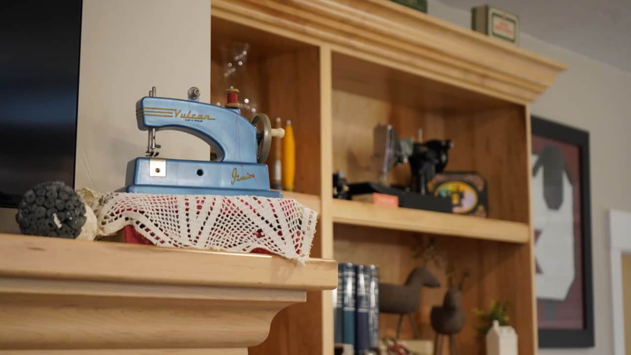 cedar-city-quilt-retreat-vintage-toy-sewing-machine-mantel.JPG