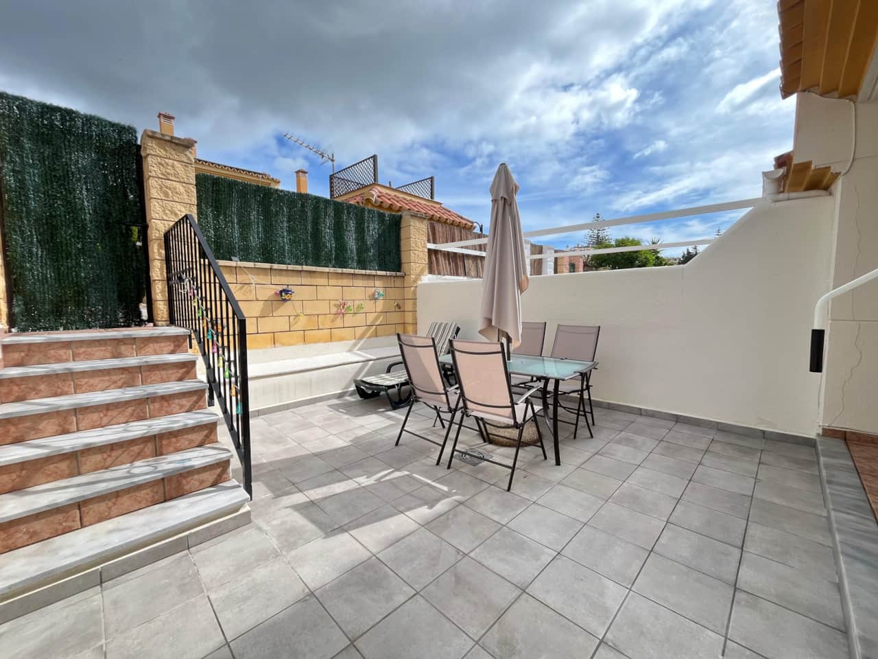 Back-terrace with outside dining area