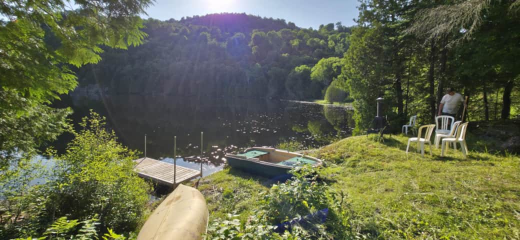 Quai et embarcations au lac Saint-Thomas avec foyer Quai et embarcations au lac Saint-Thomas avec foyer