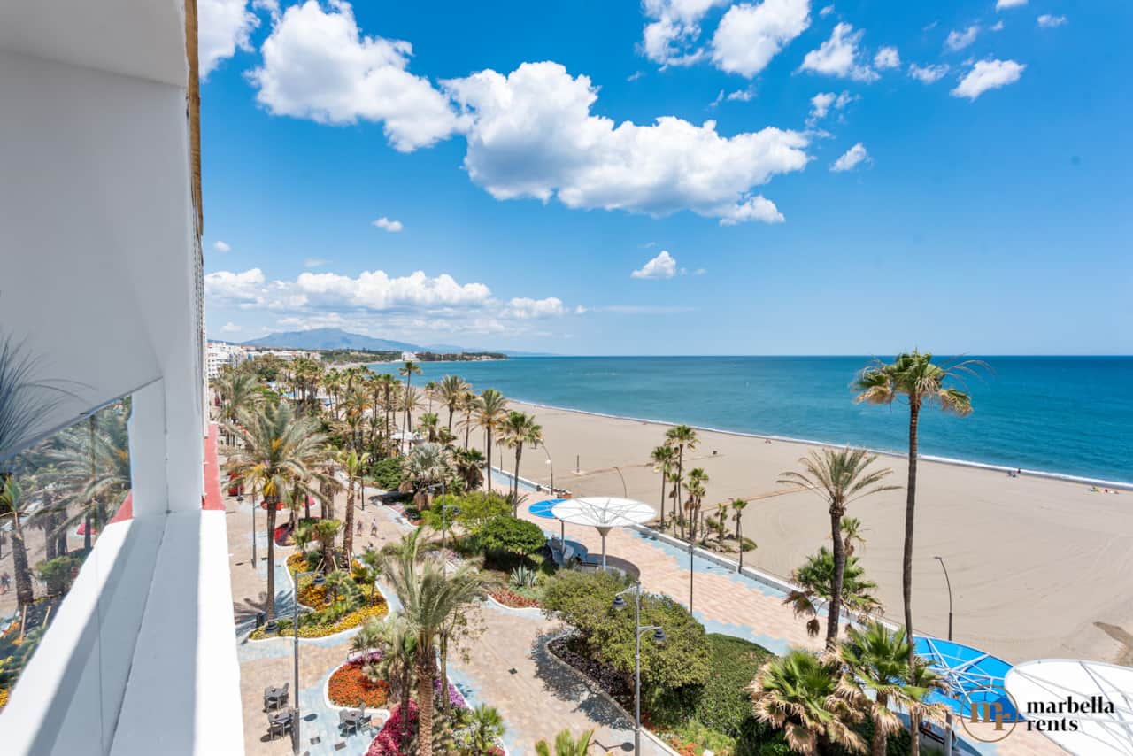 Endless view on beach and sea.