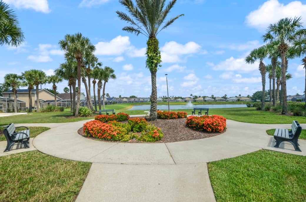Community amenity: Sitting area with lake view.