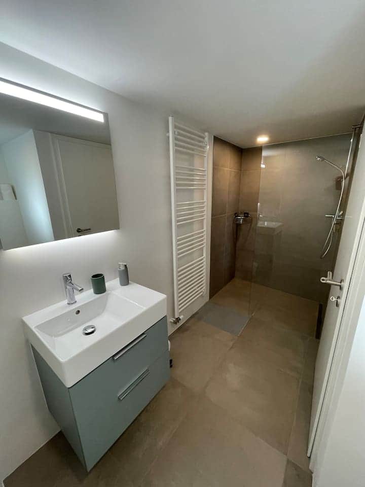 Salle de bain avec douche et toilette Salle de bain avec douche et toilette