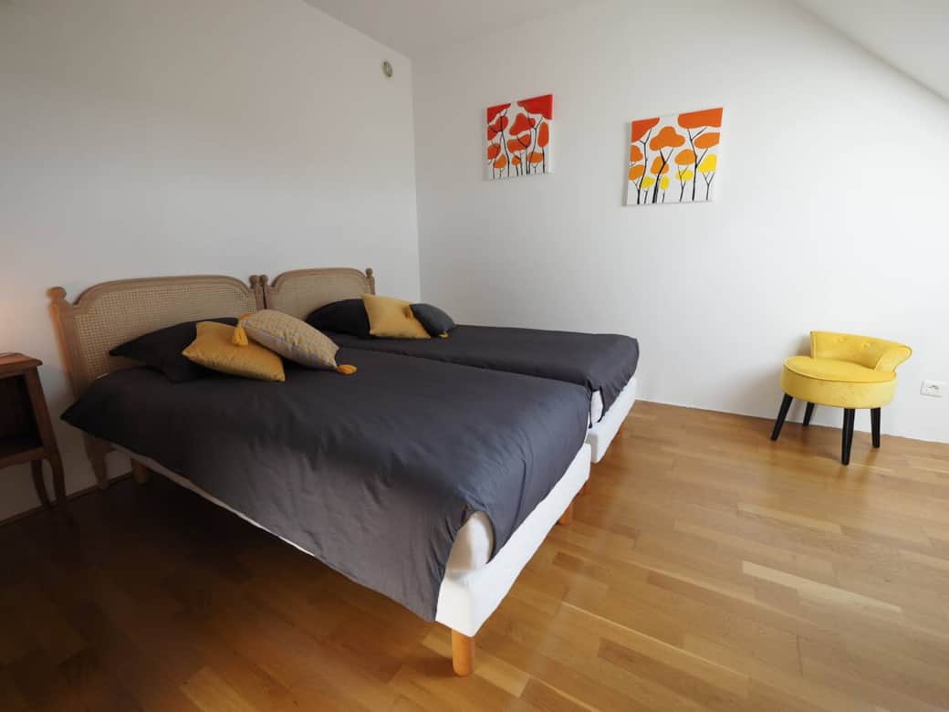 Chambre V (2 couchages avec armoire et vue sur le village