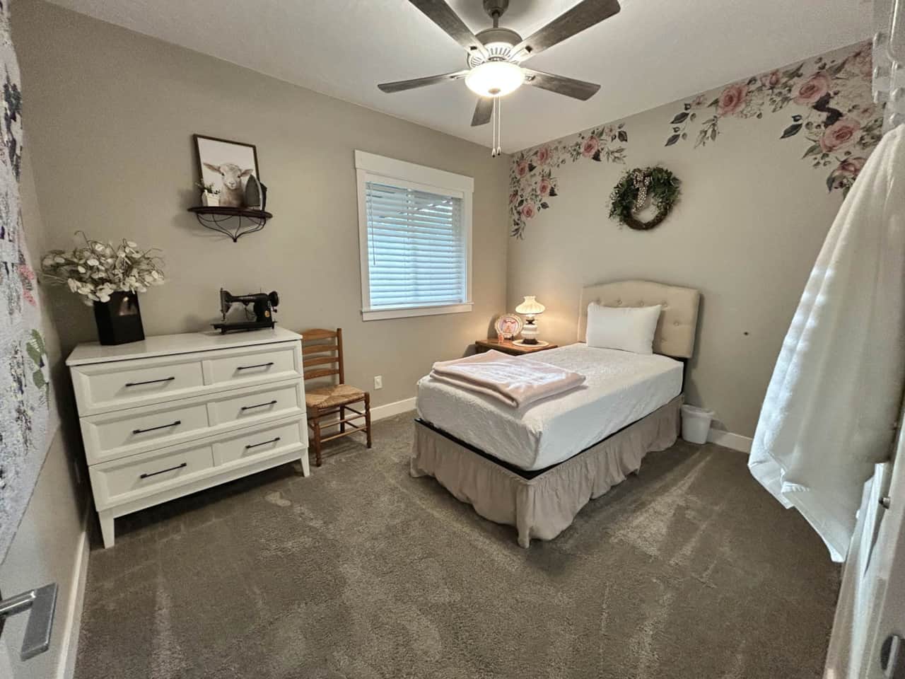 cedar-city-quilt-retreat-singer-star-room-twin-xl-murphy-bed.jpg