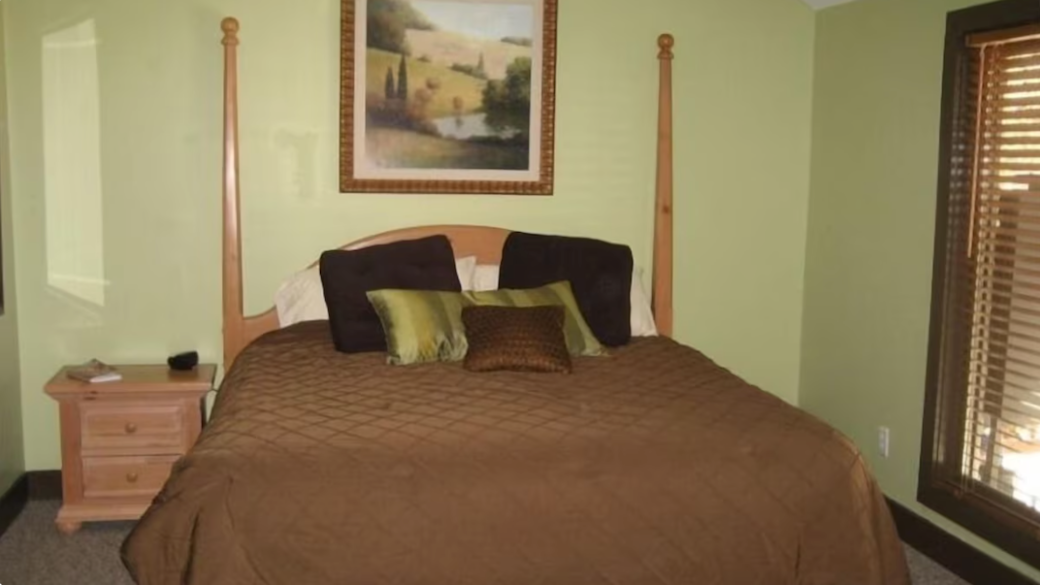 2nd master downstairs - king bed