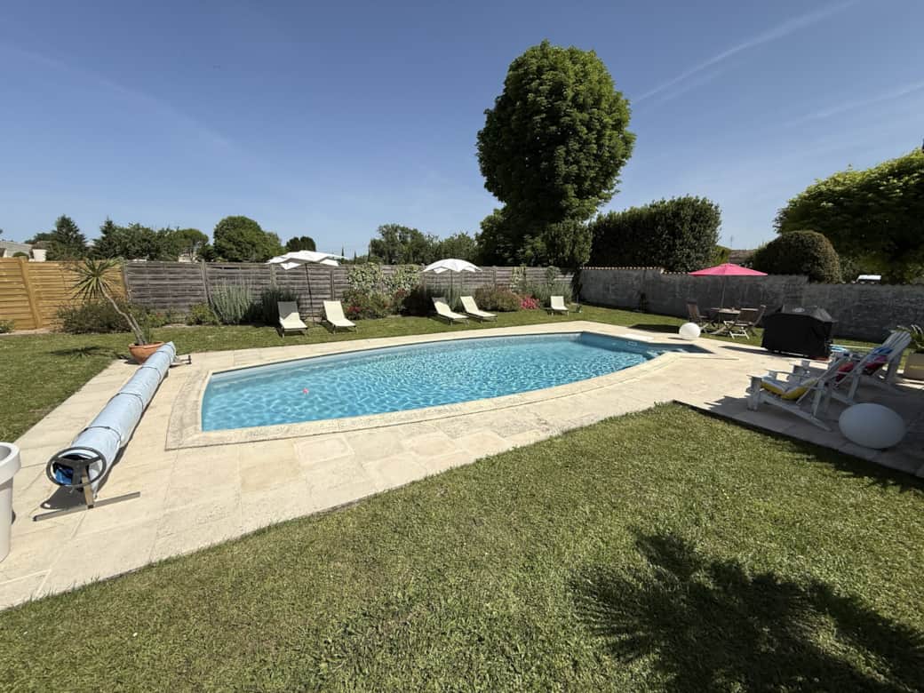 Privater Pool mit gesichertem Zugang und Poolhaus