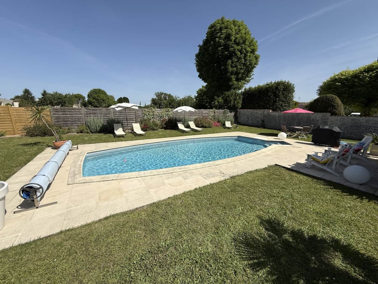 Privater Pool mit gesichertem Zugang und Poolhaus