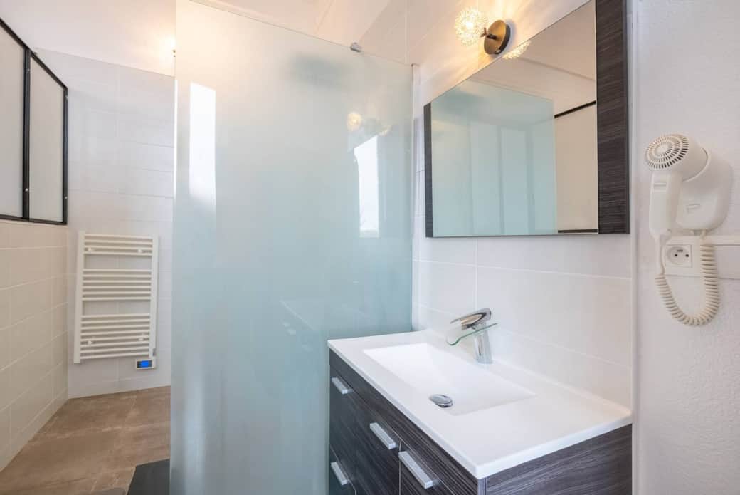 Salle de bain spacieuse avec vasque design