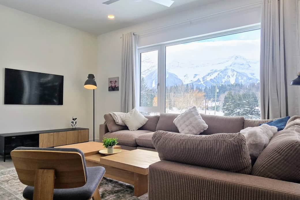 Room to relax with 100mbs wifi and Netflix TV
