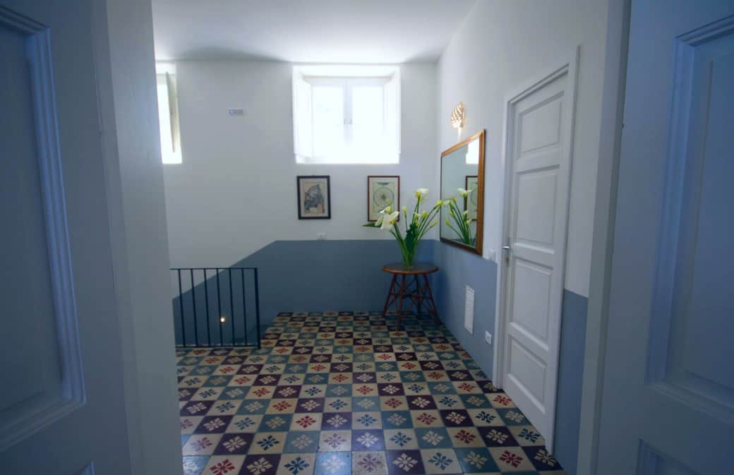 Disimpegno con cementine originali restaurate, stile eoliano autentico e moderno. Disimpegno con cementine originali restaurate, stile eoliano autentico e moderno.