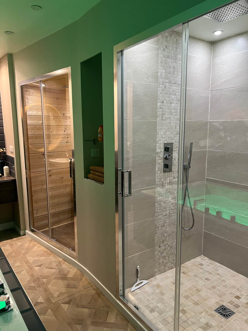 11 - SAUNA SHOWER