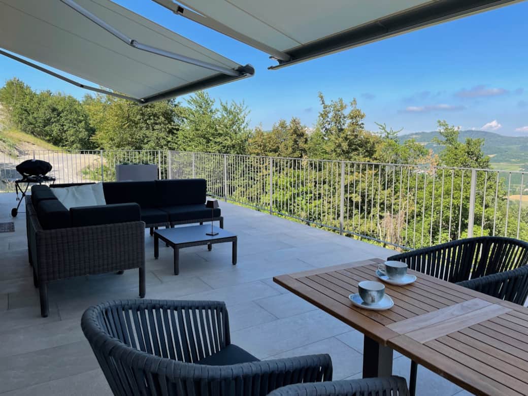 PEPPOLA - Terrasse mit Lounge und Markisen