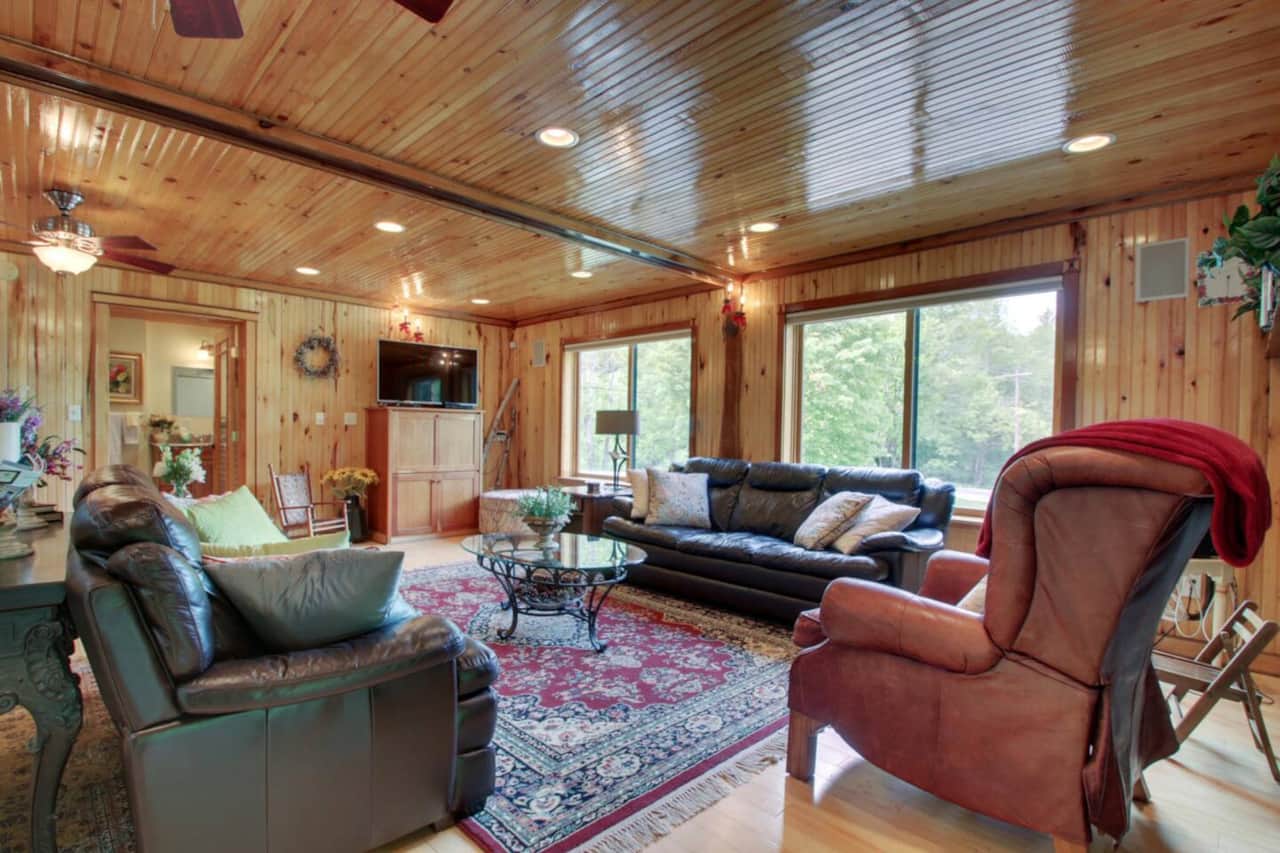 Livingroom with lots of windows for plenty of light! 
