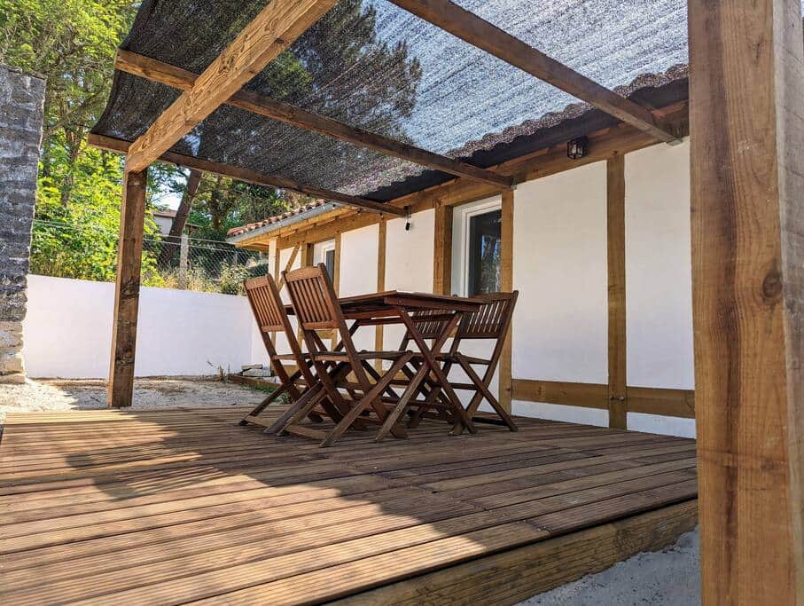 Terrasse privée avec pergola coté Ouest.