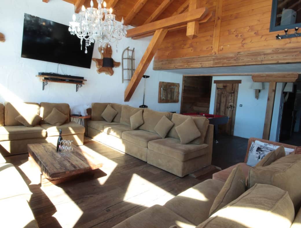 Le salon du chalet, ouvert sur la salle à manger. Retrouvez-vous le soir pour boire un verre tous ensemble, après votre activité de la journée !