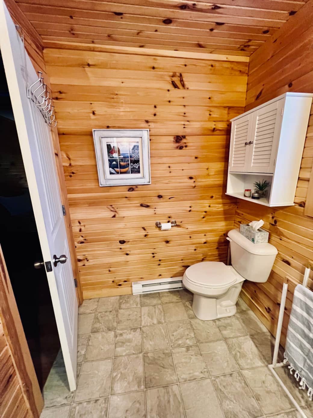 Full bathroom with luxury toiletries  