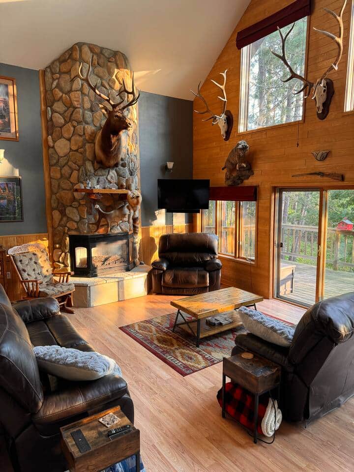 Tree Top Lodge offers an open living room design, a programmable fireplace, and leather power reclining couches. 