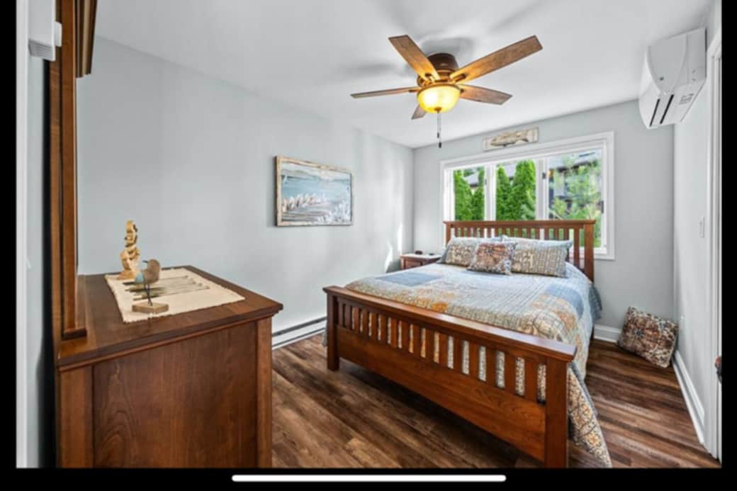 Queen bed bedroom 2 - lake view window