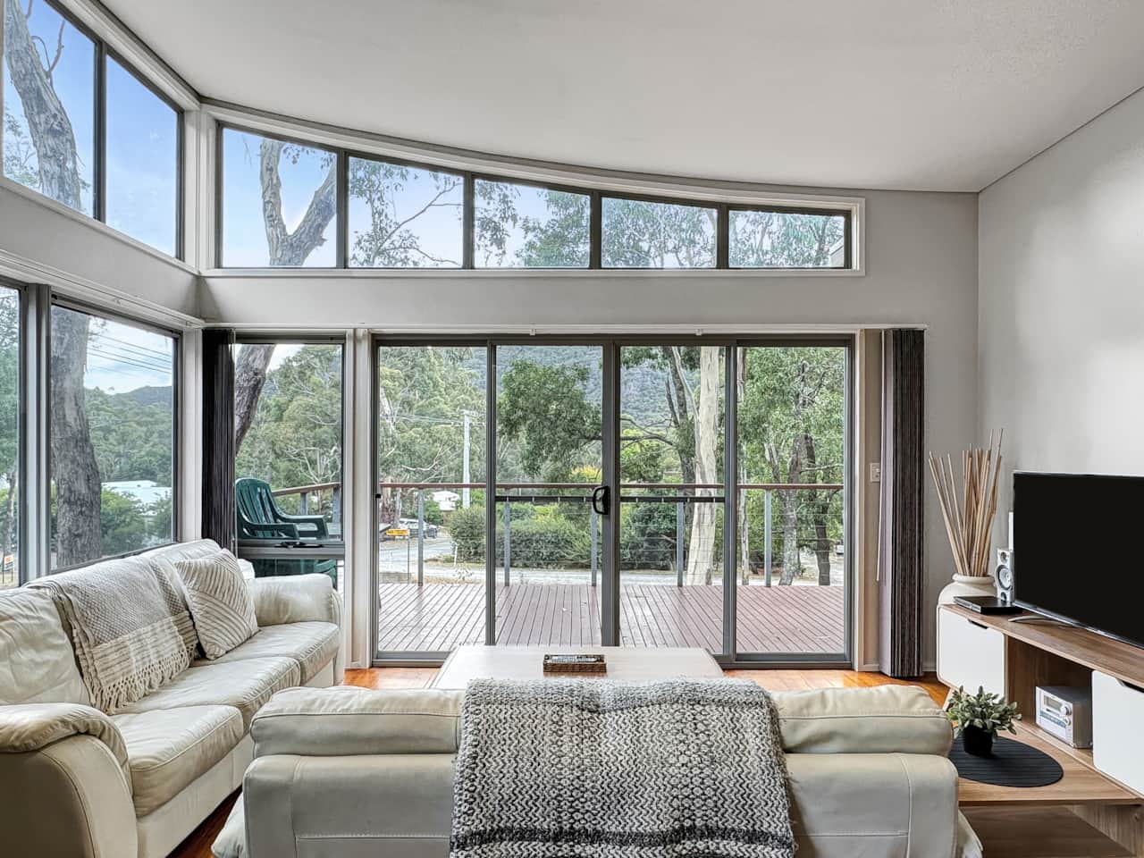 Stylish living: Scenic views, natural light, TV. Perfect comfort and entertainment.