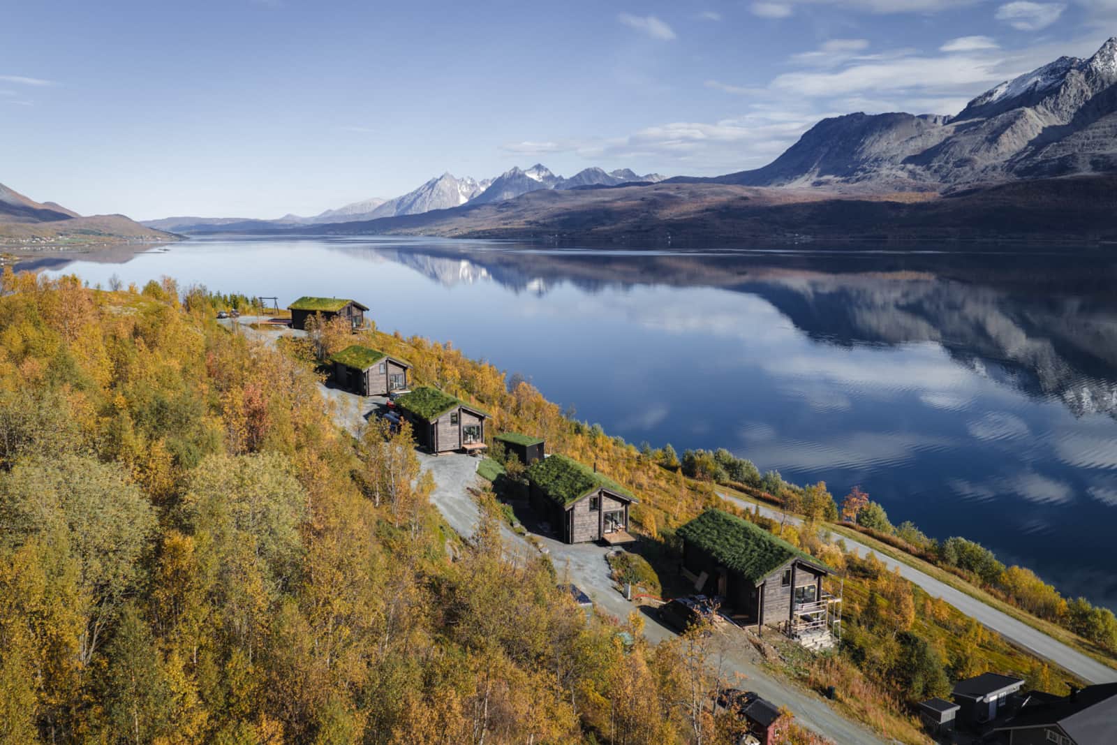 Luftbild: die Blockhäuser am Hang über dem Ullsfjord