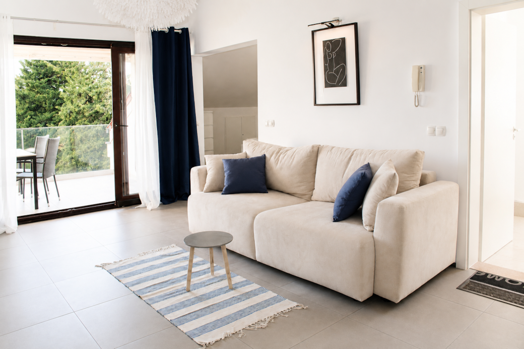 Helles Wohnzimmer mit Sofa