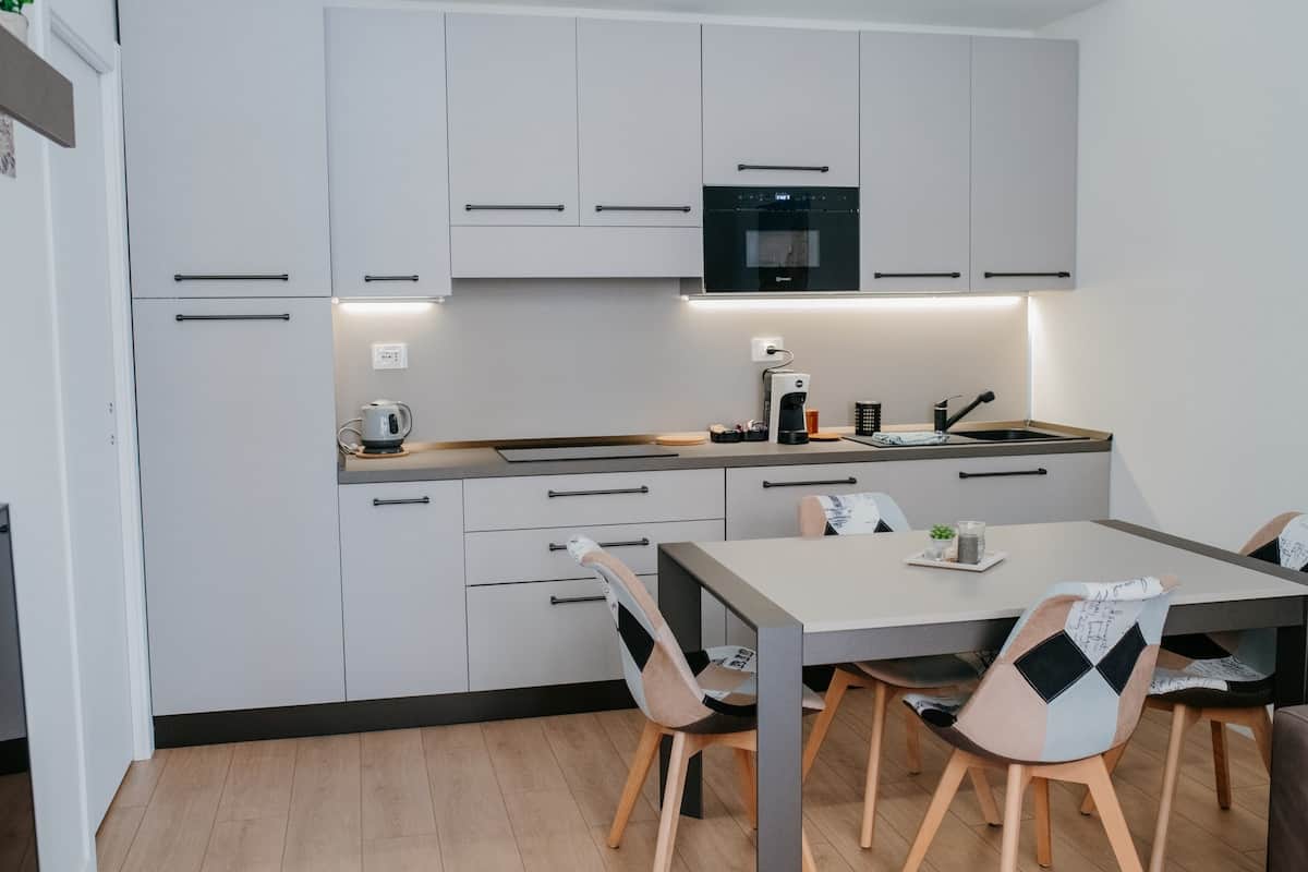Cucina completamente attrezzata e tavolo da pranzo