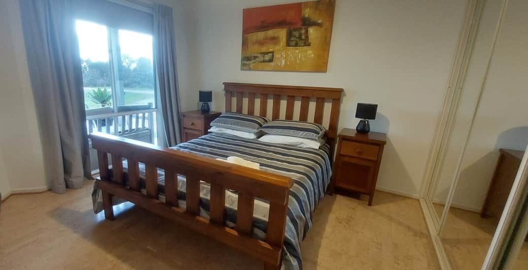 Seaview room, Queen bed with linen and towels Seaview room, Queen bed with linen and towels