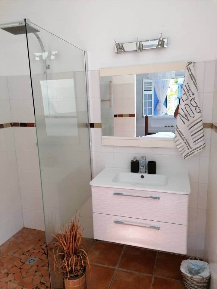 La salle de bain de la suite parentale, avec sa douche italienne