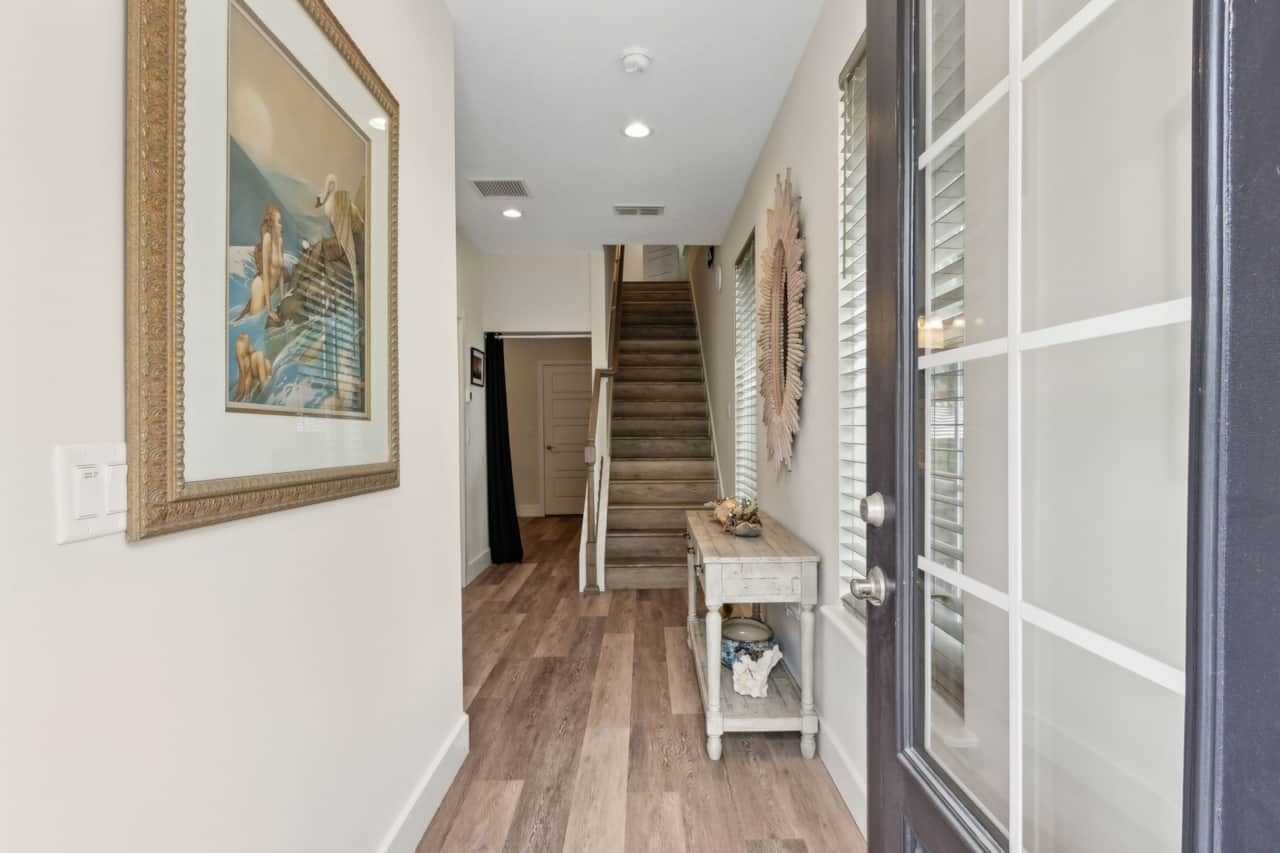 426 S 8th St - Entry Way