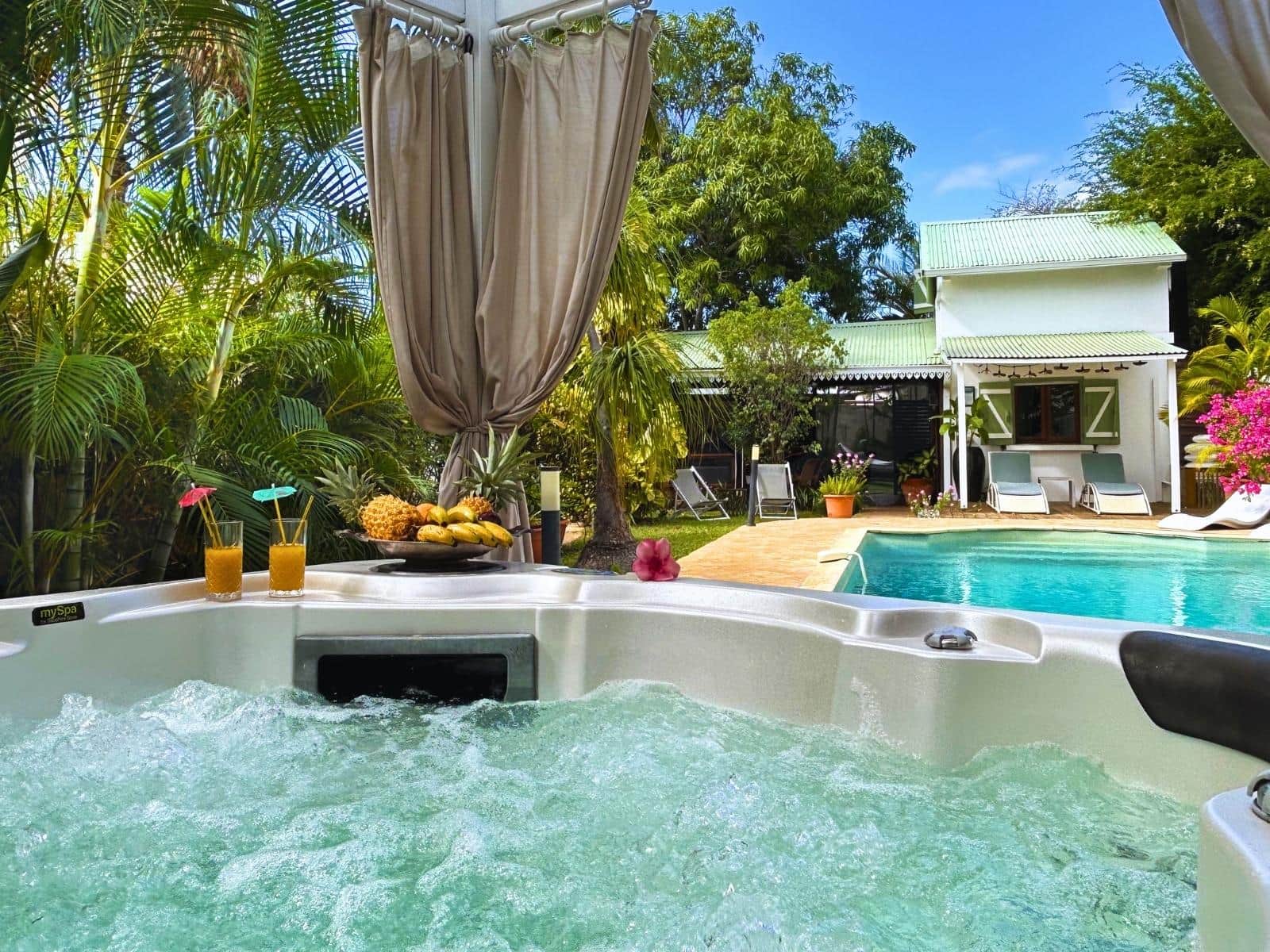 Piscine, jacuzzi privatif et jardin tropical de la villa bord de mer La Varangue à L'Etang Salé les Bains-Les Villas Emmanuel