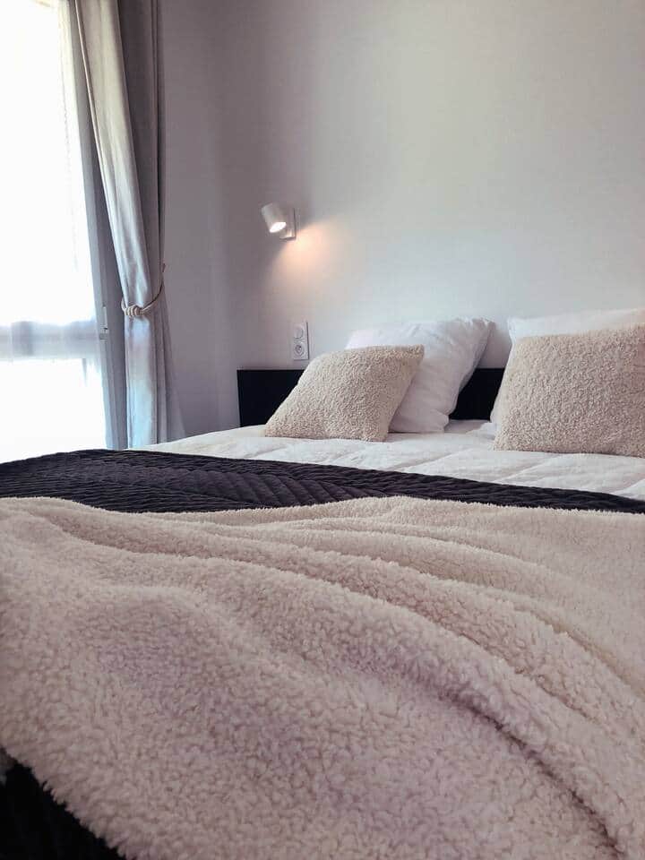 Chambre lumineuse avec grande fenêtre et linge douillet pour des nuits paisibles. Literie de qualité et ambiance cosy. À 10 min à pied du centre historique et de la plage de Collioure, et à proximité de la gare