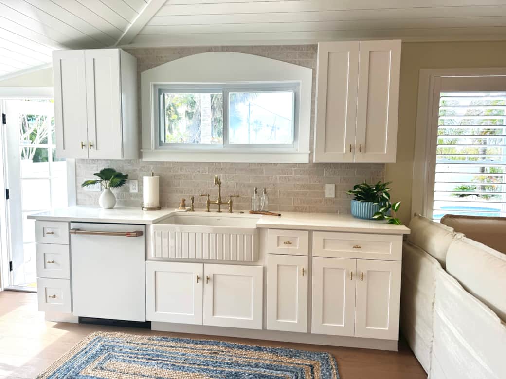 Full kitchen (back patio door) Full kitchen (back patio door)