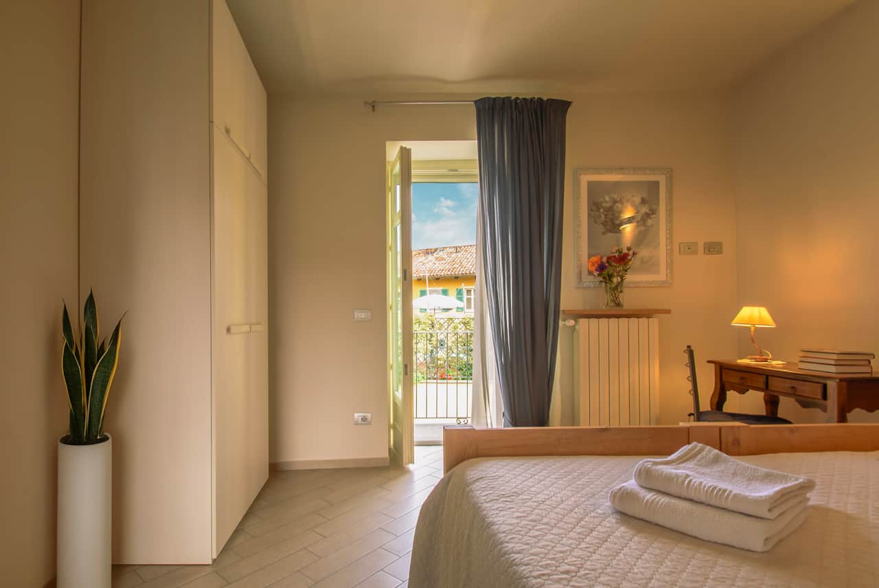 Seconda camera da letto, con guardaroba, scrivania e accesso sul balcone