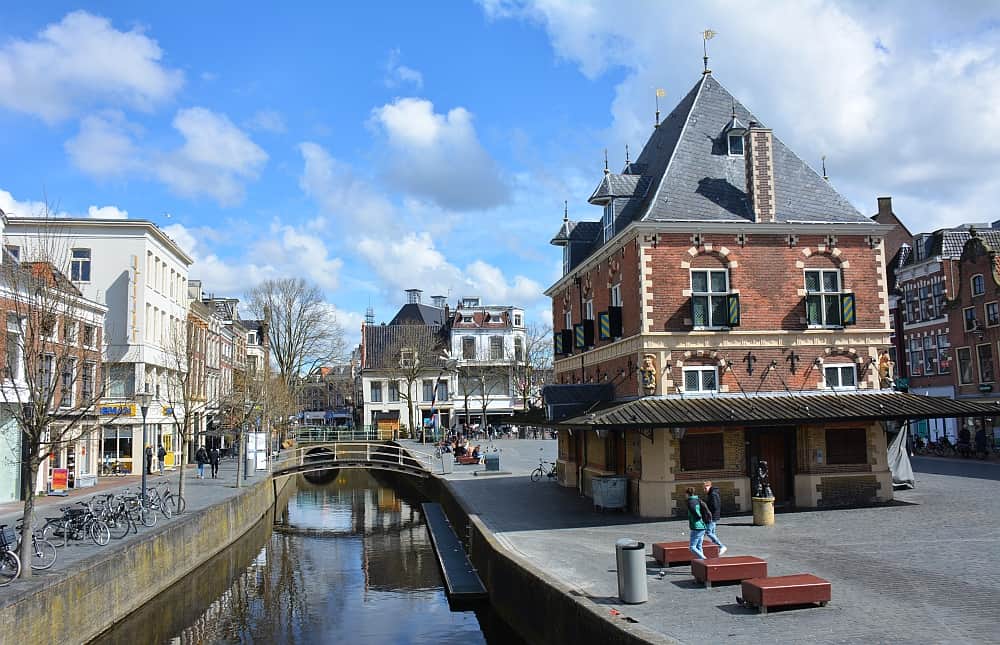 De-Waag-weeghuisgebouw-in-het-centrum-van-Leeuwaren.jpg