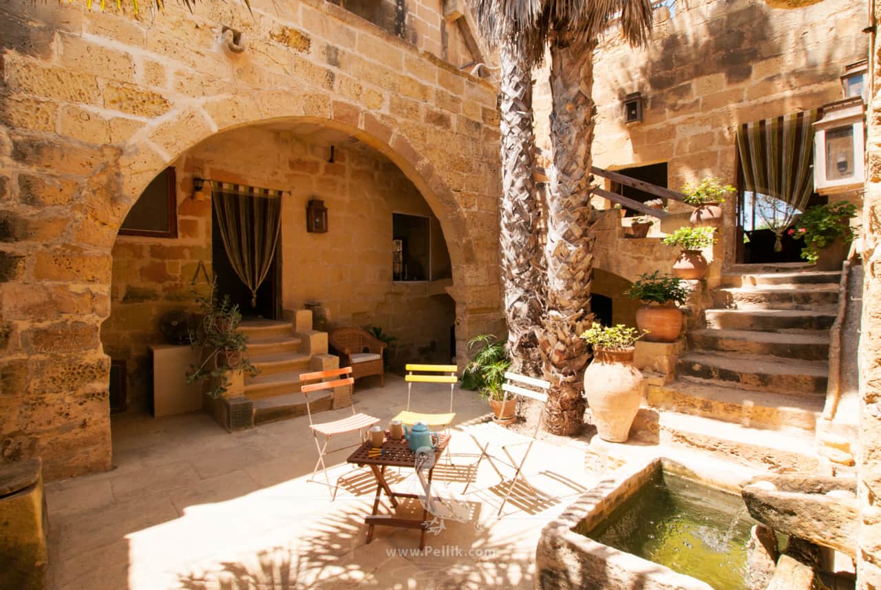 Magnificent 5 bedroom Farmhouse with Private Pool & Garden