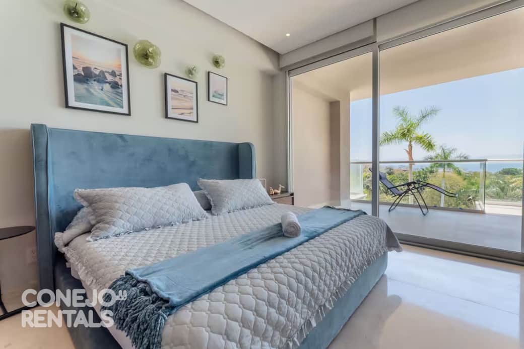 Recámara principal con cama King, vista y luz. Vive Bolongo, Punta de Mita