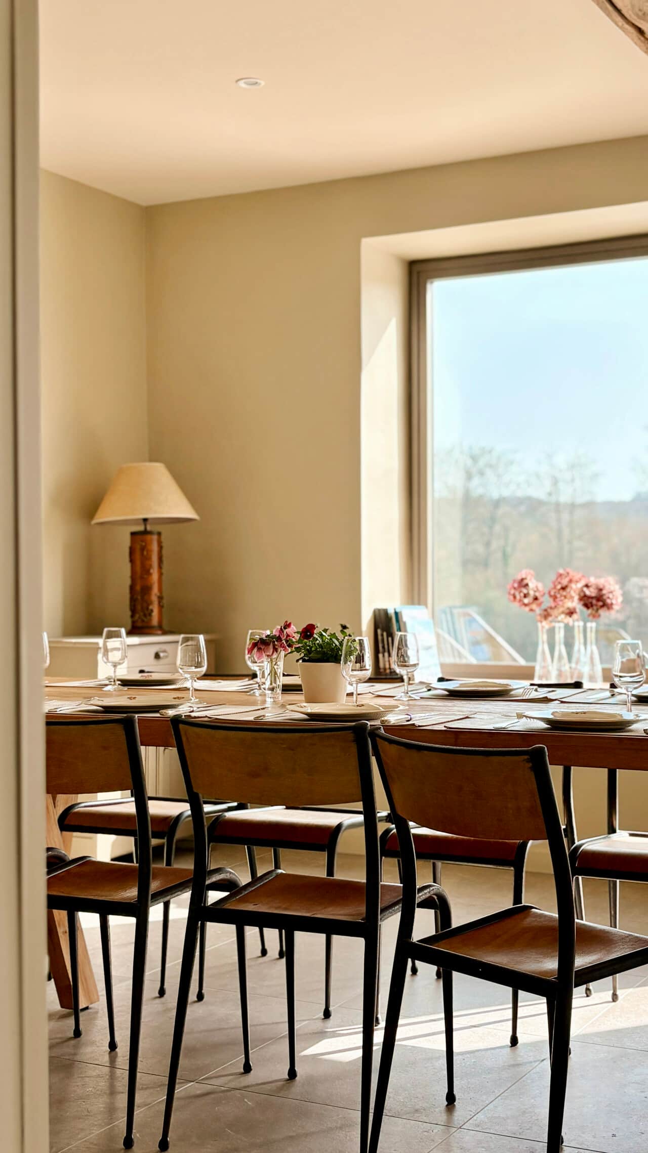 Salle à manger avec vue sur la forêt - Maison Parenthèse