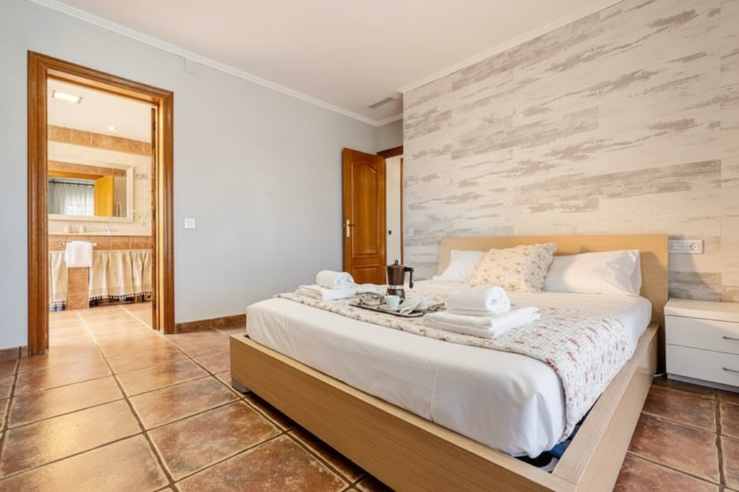 Stylish Bedroom with Ensuite Stylish Bedroom with Ensuite