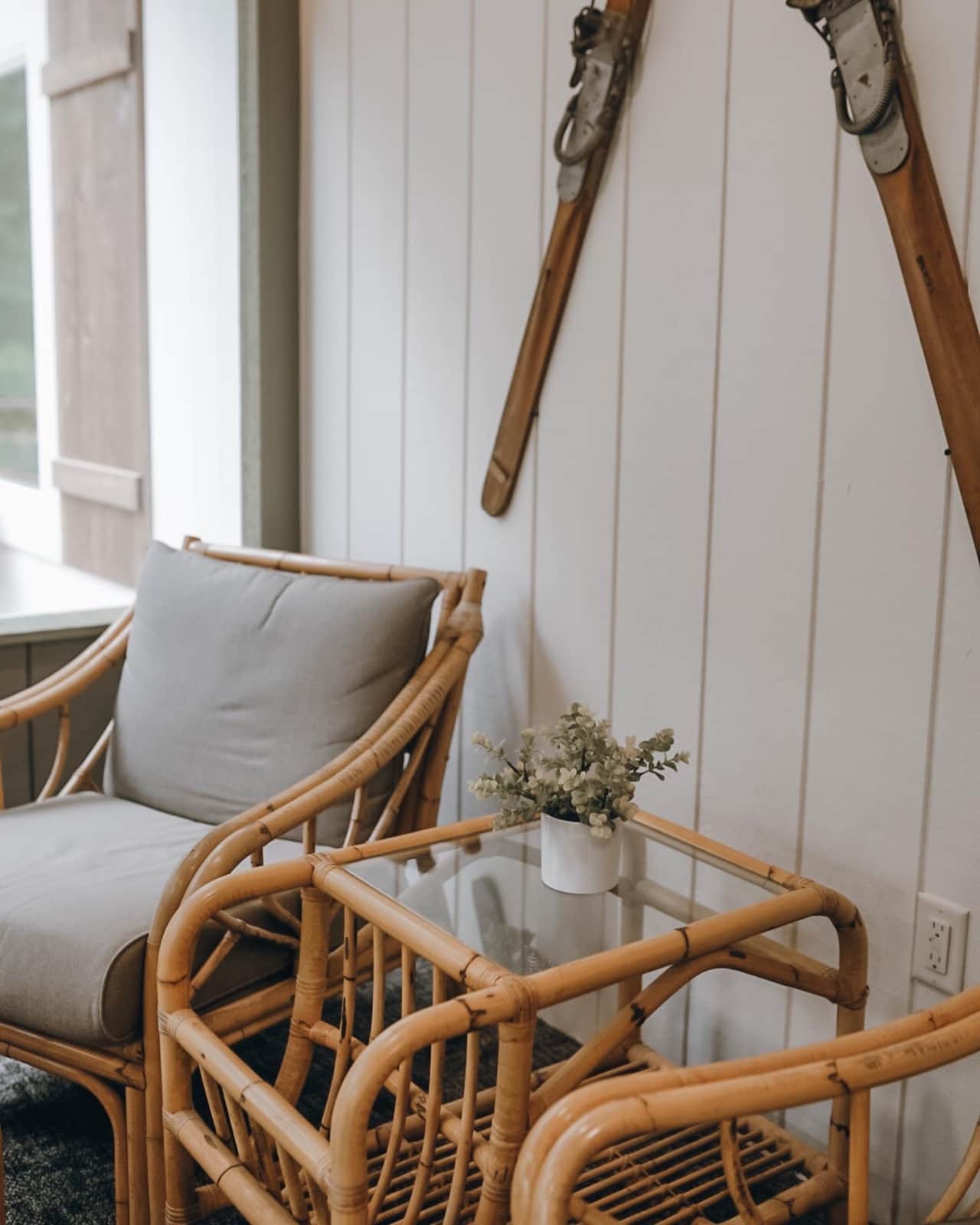 Screened In Porch With Lots Of Seating 