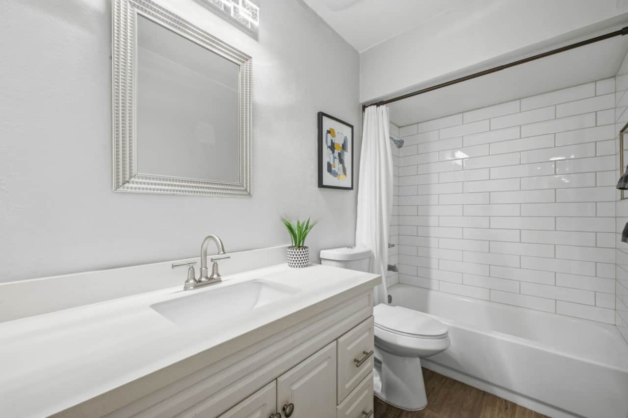 Full Bathroom - Bathtub