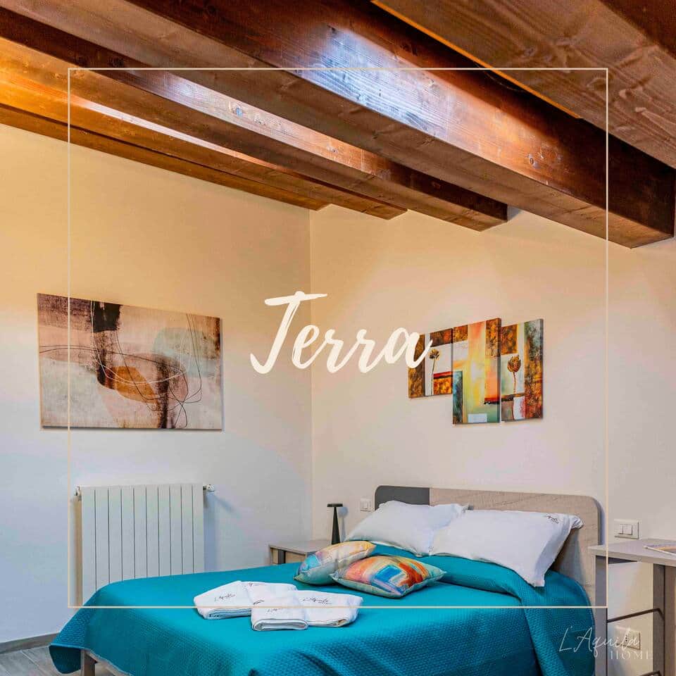 Room Terra 2° Piano : grande, caratteristica, con tetto in legno, 3 velux automatici per regolare la luce, letto matrimoniale e luci LED. Un'esperienza unica di comfort e atmosfera. Goditi il tuo soggiorno in un ambiente accogliente e suggestivo. Room Terra 2° Piano : grande, caratteristica, con tetto in legno, 3 velux automatici per regolare la luce, letto matrimoniale e luci LED. Un'esperienza unica di comfort e atmosfera. Goditi il tuo soggiorno in un ambiente accogliente e suggestivo.