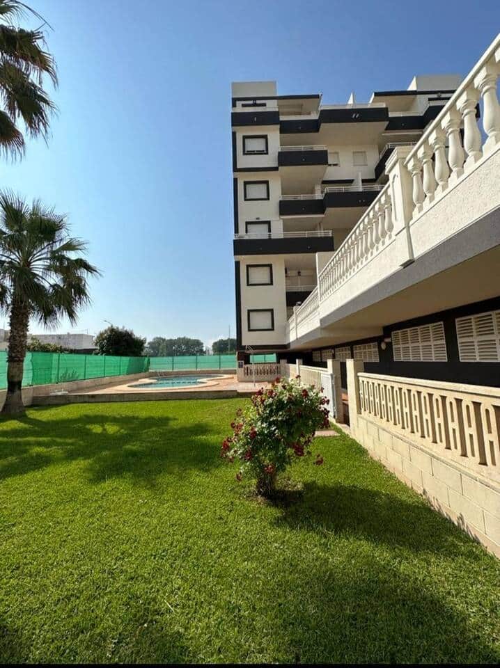 Edificio con jardΓn y piscina comunitaria Edificio con jardΓn y piscina comunitaria
